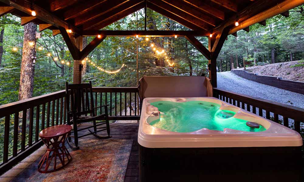 Romantic-Getaways-In-Georgia-With-Hot-Tub