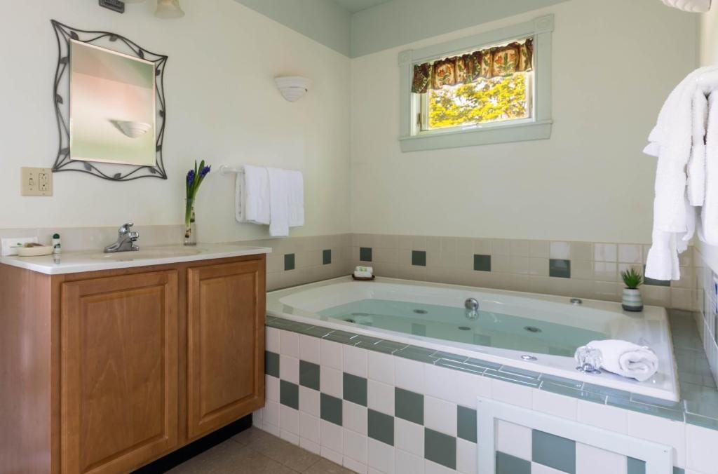 Maine Hotel With Jacuzzi In Room