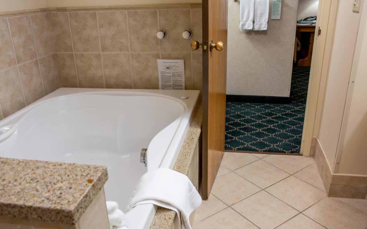 detroit-hotel with jacuzzi in-room