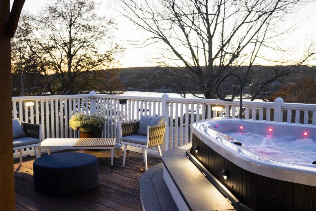 Hotels With Jacuzzi In Room Maine