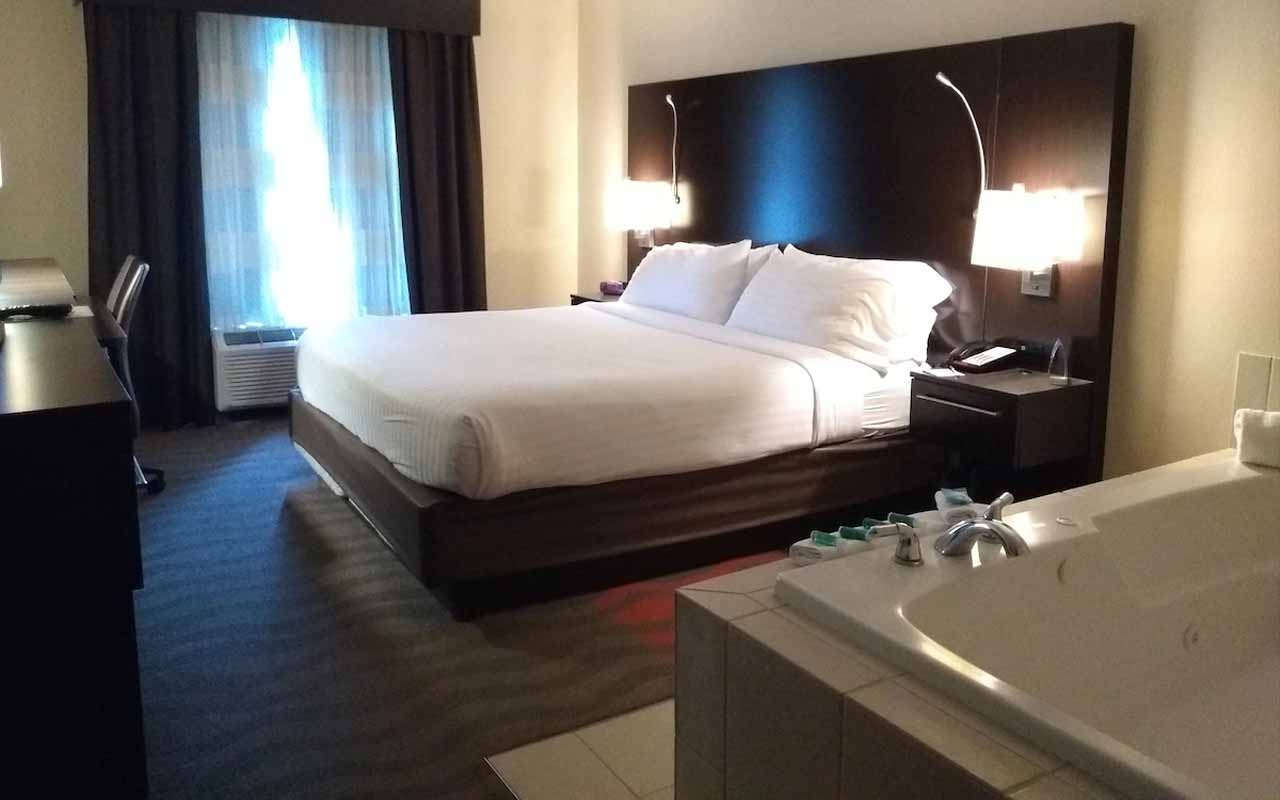Hotels In Detroit With Jacuzzi In Room Romantic Vacations Destinations 4986