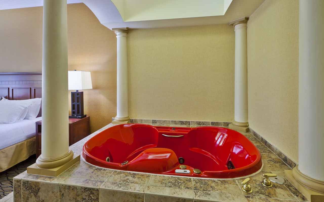 detroit-hotels-with-jacuzzi in room