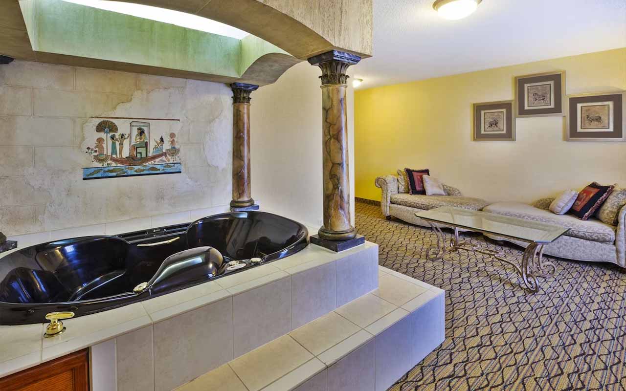 detroit-hotels-with jacuzzi in room