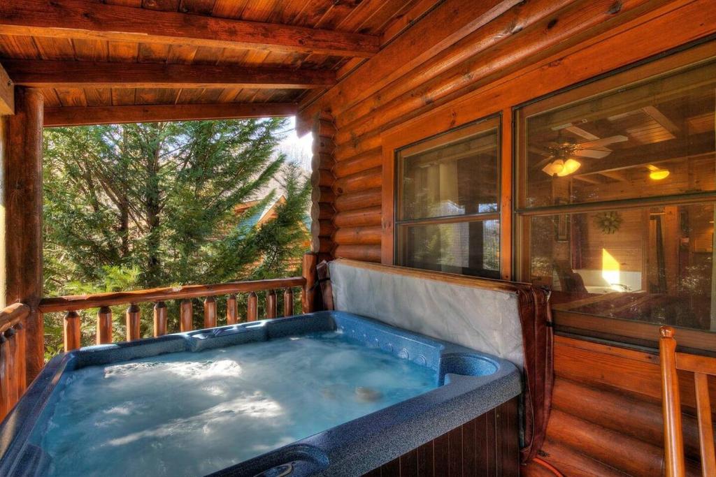 Gorgeous Cabin Hot Tub