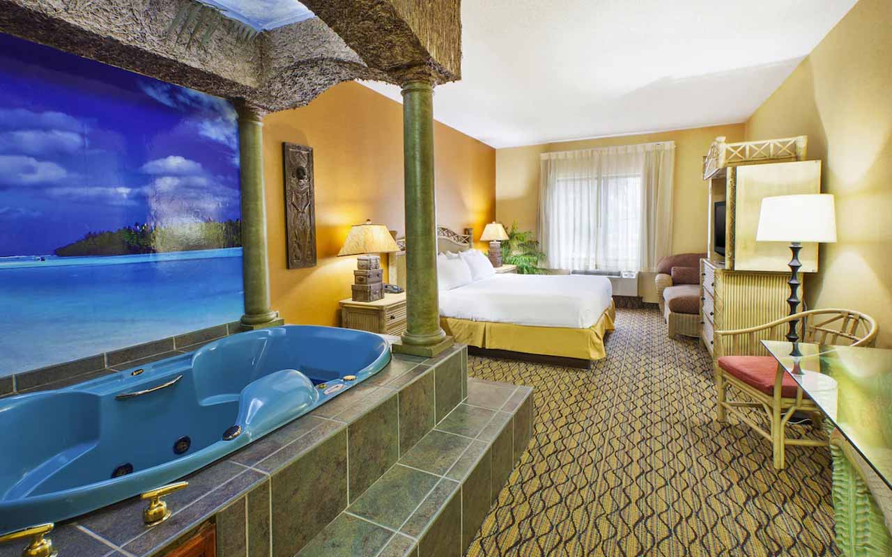 detroit-hotels-with-jacuzzi-in room